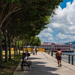 觀塘海濱花園毗鄰高架快速公路觀塘繞道，乘坐巴士和地鐵等公共交通工具均可到達，十分方便。除陸路交通外，花園亦連接觀塘公眾碼頭，有往返觀塘、北角和西灣河的服務。